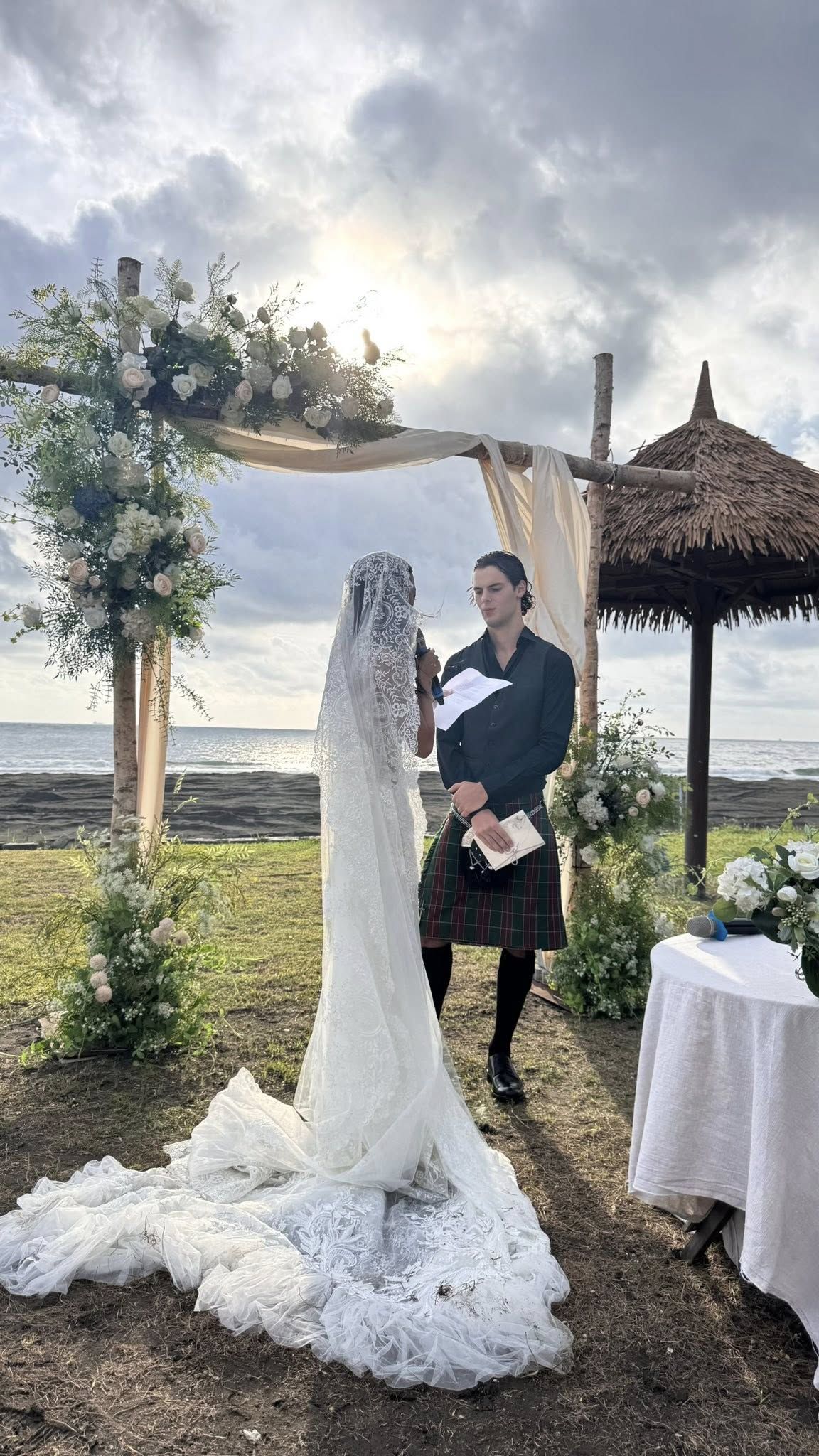 ▲蔡岳勳20歲愛女結婚，于小惠開心發文。（圖／翻攝自臉書）
