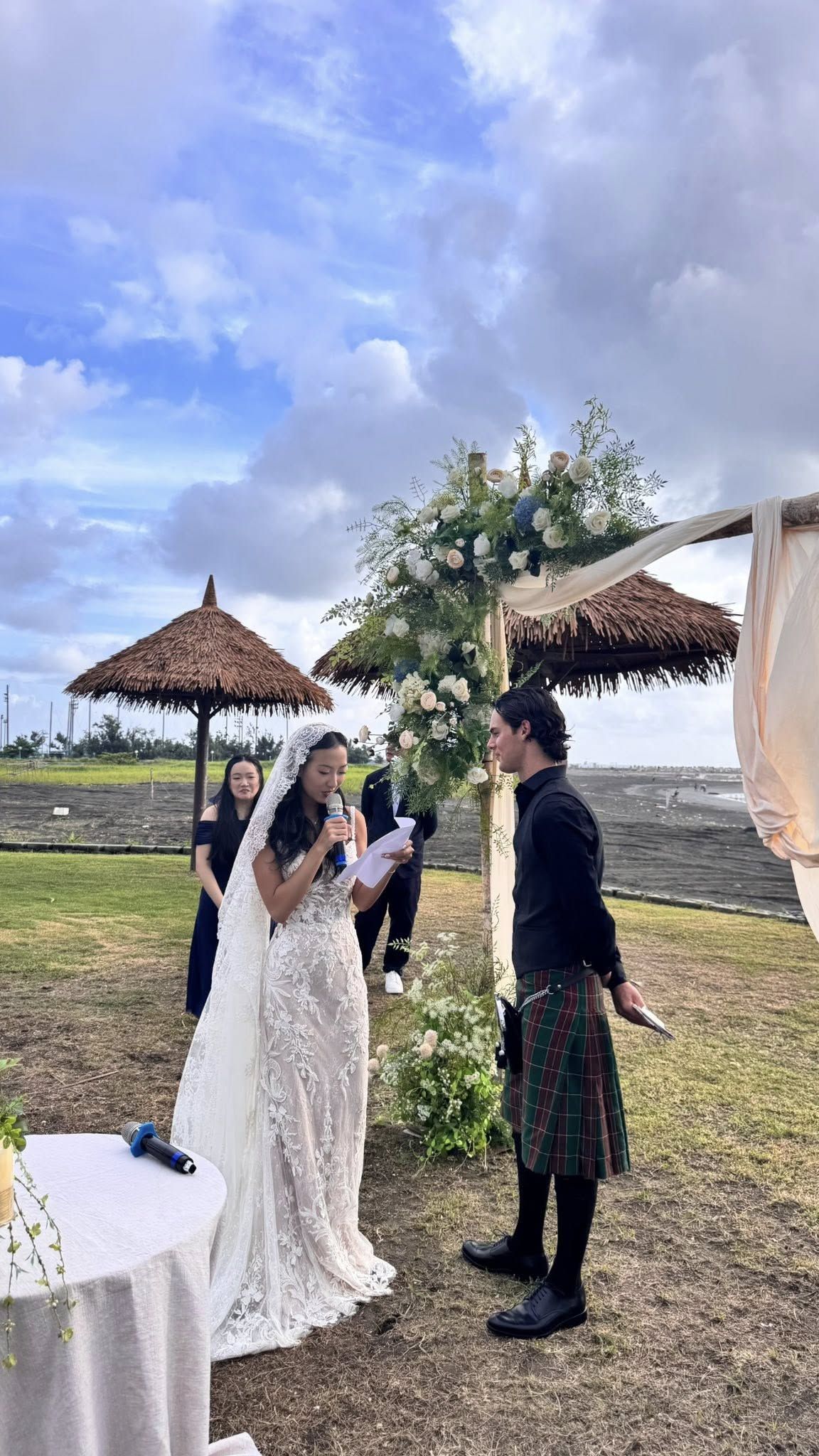 ▲蔡岳勳20歲愛女結婚，于小惠開心發文。（圖／翻攝自臉書）