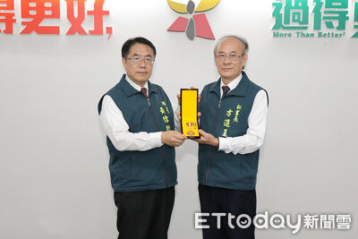 台南市府祕書長方進呈退休 黃偉哲頒發獎章肯定40年奉獻