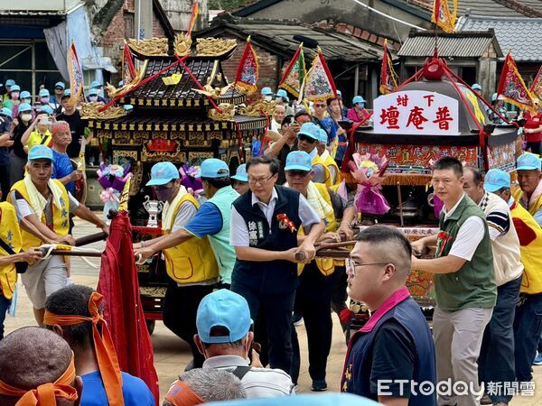 ▲普庵壇贈送匾額給五福宮主任委員。(圖／許展維提供)