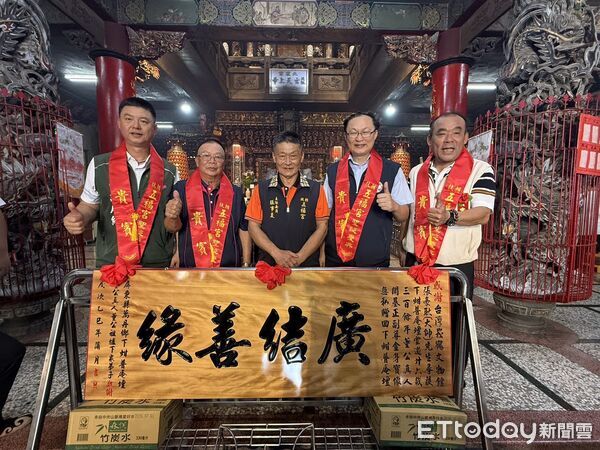 ▲普庵壇贈送匾額給五福宮主任委員。(圖／許展維提供)
