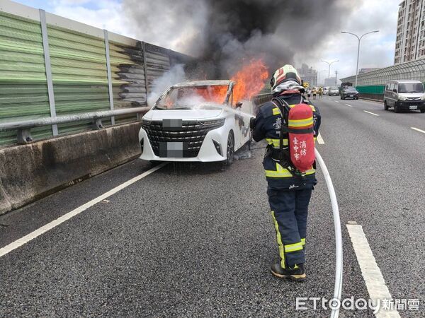 ▲台中台74線今日中午發生火燒車,一輛阿法豪華休旅車自燃。(圖/記者許權毅翻攝,下同)