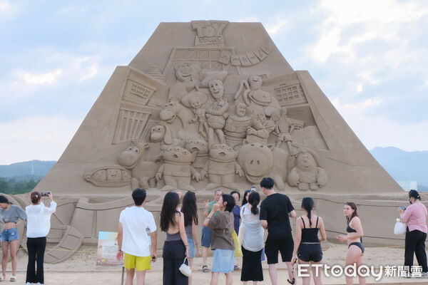 ▲「2025福隆國際沙雕藝術季」自5月底開跑以來，截至7月，已累計近10萬人次參觀,2025福隆國際沙雕藝術季「迪士尼仲夏歡樂祭」。（圖／記者彭懷玉攝）
