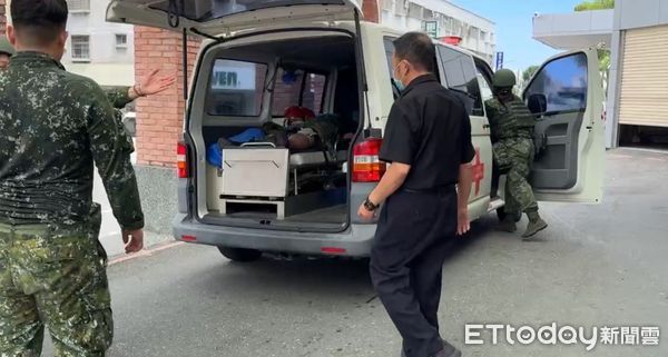 ▲▼台中志航基地今一輛裝甲車不明原因翻覆，2士兵受傷送醫   。（圖／記者揚晨東翻攝）