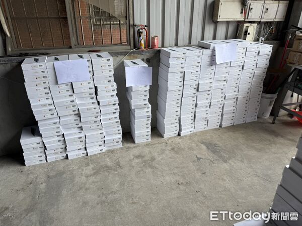 ▲刑事局逮捕透過蝦皮賣場傾銷偽冒標示劣質平板的陳姓主嫌並查扣大批平板。（圖／記者張君豪翻攝）