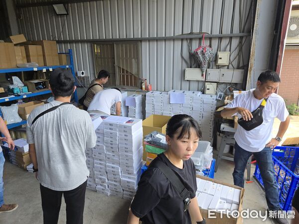 ▲刑事局逮捕透過蝦皮賣場傾銷偽冒標示劣質平板的陳姓主嫌並查扣大批平板。（圖／記者張君豪翻攝）