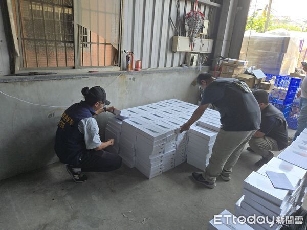 ▲刑事局逮捕透過蝦皮賣場傾銷偽冒標示劣質平板的陳姓主嫌並查扣大批平板。（圖／記者張君豪翻攝）