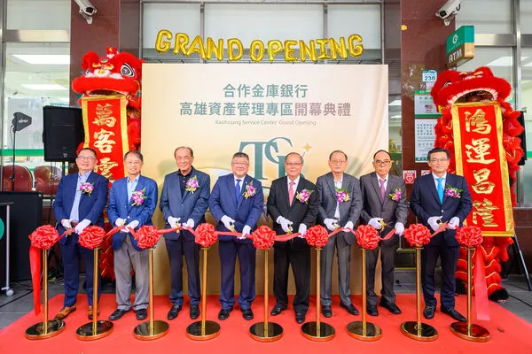 ▲合庫銀行進駐高雄，在地企業老闆也都到場觀禮。包括穩發漁業董事長謝龍隱、豐群水產董事長李文宏、隆大營建董事長陳武聰、合作金庫董事長林衍茂、國城建設總裁洪平森、良富建設董事長林憲章、建技精密董事長黃福雄、華偉漁業集團董事長黃一茂。（圖／讀者提供）