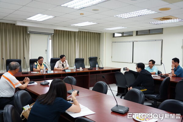 ▲台南市消防局15日下午召開記者會澄清災後人力動員傳聞，強調全屬自願參與。（記者林東良翻攝，下同）