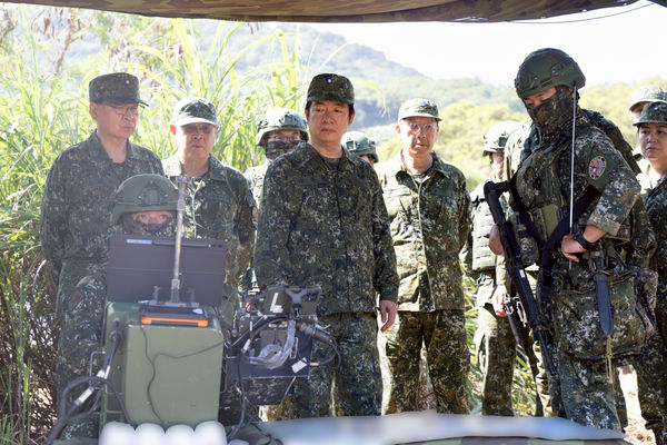 ▲▼賴清德先後視導陸軍機步269旅機動指揮所、砲兵第21指揮部防空作戰演練、特戰指揮部特種作戰演練、53工兵群聯外道路阻絕設置，以及海軍海鋒大隊機動中隊濱海打擊程序演練。（圖／總統府提供）