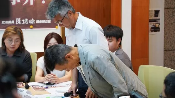 ▲▼台師大體育室鞠躬道歉，台師大學運動與休閒學院院長王鶴森(白)，台師大學體育室主任李佳融(灰)。（圖／范雲國會辦公室提供）