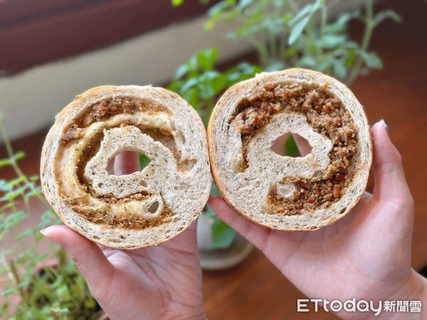▲▼好丘找來李霈瑜（大霈）擔任品牌大使推出聯名新口味「開香好事花生貝果」。（圖／記者蕭筠攝）