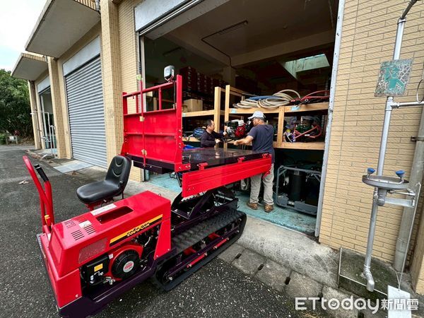 ▲履帶型搬運機組具備越野能力強，取代人力搬運，可有效縮短應變準備時間。（圖／花蓮縣政府提供，下同）