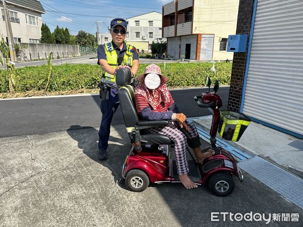 ▲▼  「8旬老嫗代步車橋上拋錨 所長退休前夕即時救援」   。（圖／朴子分局提供）