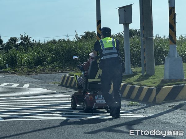 ▲▼  「8旬老嫗代步車橋上拋錨 所長退休前夕即時救援」   。（圖／朴子分局提供）