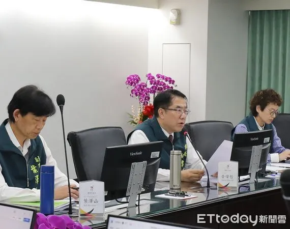 ▲台南市政府15日召開市政會議，黃偉哲指示儘速完成風災後屋頂帆布鋪設與道路修復。（記者林東良翻攝）