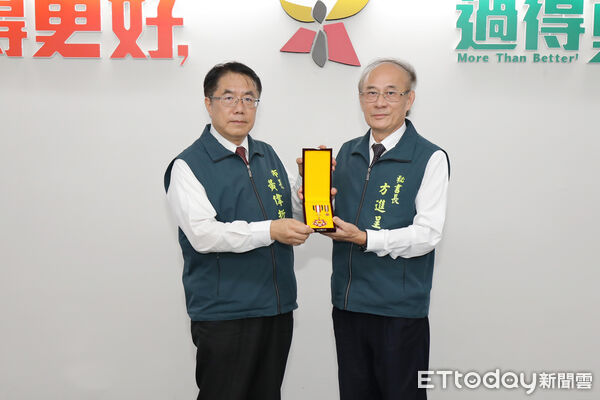 ▲台南市祕書長方進呈即將退休，市長黃偉哲15日於市政會議親頒三項獎章表彰其貢獻。（記者林東良翻攝，下同）