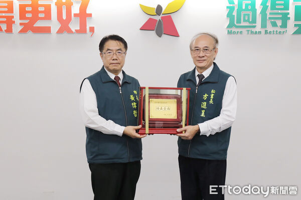 ▲台南市祕書長方進呈即將退休，市長黃偉哲15日於市政會議親頒三項獎章表彰其貢獻。（記者林東良翻攝，下同）