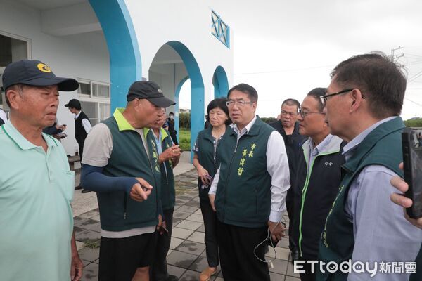 ▲行政院長卓榮泰15日下午南下台南將軍區勘災，市長黃偉哲陪同說明災後情況。（記者林東良翻攝，下同）