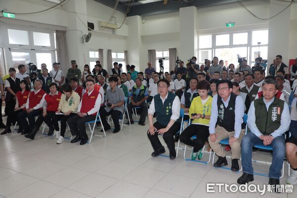 ▲行政院長卓榮泰15日下午南下台南將軍區勘災，市長黃偉哲陪同說明災後情況。（記者林東良翻攝，下同）