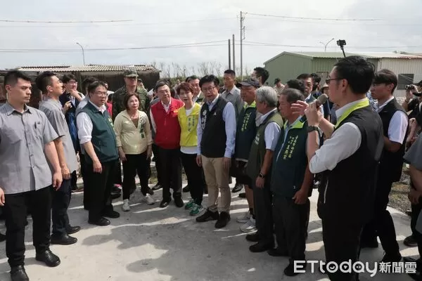 ▲行政院長卓榮泰15日下午南下台南將軍區勘災，市長黃偉哲陪同說明災後情況。（記者林東良翻攝，下同）