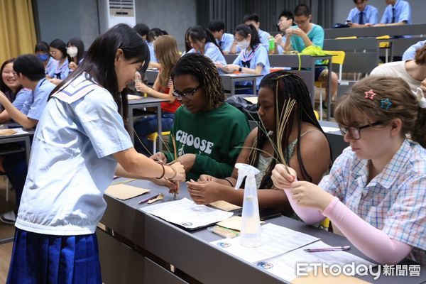 ▲台南家齊高中結合暑期課程與國際教育，邀成大外籍生參與竹編工作坊體驗文化魅力。（記者林東良翻攝，下同）