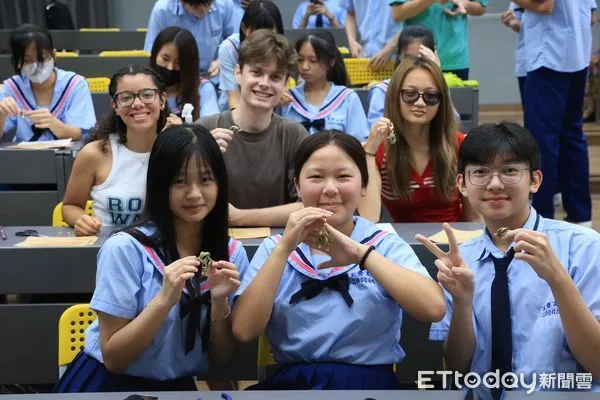 ▲台南家齊高中結合暑期課程與國際教育，邀成大外籍生參與竹編工作坊體驗文化魅力。（記者林東良翻攝，下同）