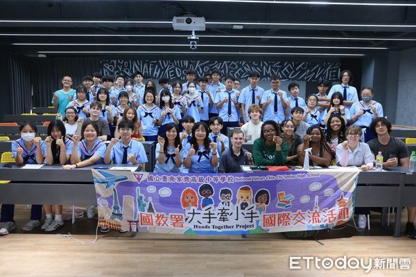 ▲台南家齊高中結合暑期課程與國際教育，邀成大外籍生參與竹編工作坊體驗文化魅力。（記者林東良翻攝，下同）