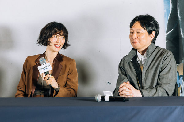 ▲Nana進場前幫粉絲簽名毫無架子。（圖／采昌提供）