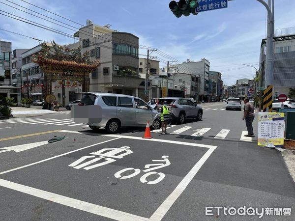 ▲台南仁德區12日中午發生汽車追撞事故，73歲男駕駛撞上停等紅燈的休旅車，前車女駕駛臉部受傷送醫。（圖／記者林東良翻攝，下同）
