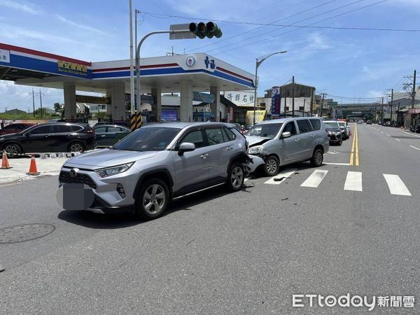 ▲台南仁德區12日中午發生汽車追撞事故，73歲男駕駛撞上停等紅燈的休旅車，前車女駕駛臉部受傷送醫。（圖／記者林東良翻攝，下同）