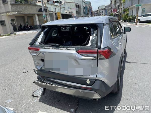 ▲台南仁德區12日中午發生汽車追撞事故，73歲男駕駛撞上停等紅燈的休旅車，前車女駕駛臉部受傷送醫。（圖／記者林東良翻攝，下同）