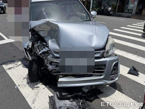 ▲台南仁德區12日中午發生汽車追撞事故，73歲男駕駛撞上停等紅燈的休旅車，前車女駕駛臉部受傷送醫。（圖／記者林東良翻攝，下同）