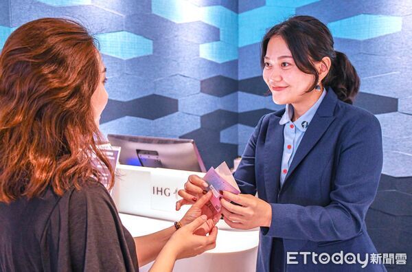 ▲▼  嘉義智選假日酒店攜手聖保羅 推出阿里山MiniQ餅迎賓禮 展現在地人情味與永續承諾   。（圖／記者翁伊森翻攝）