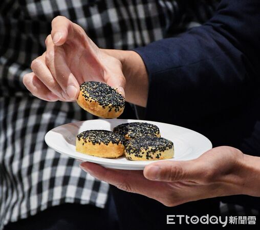 ▲▼  嘉義智選假日酒店攜手聖保羅 推出阿里山MiniQ餅迎賓禮 展現在地人情味與永續承諾   。（圖／記者翁伊森翻攝）