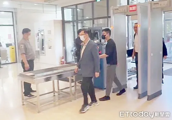 ▲桃園地院今天下午開庭勘驗前海基會董事長鄭文燦於2017年3月與5月間在市長任內於市府召開會議紀錄，鄭文燦開庭前進入法院。（圖／記者沈繼昌攝）