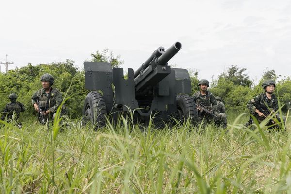 ▲▼官兵完成砲架架設，隨時依令進行射擊。（圖／軍聞社）
