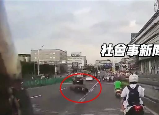 摔到義肢飛出！民權大橋「波浪路」害2人送醫　市府認錯：可國賠