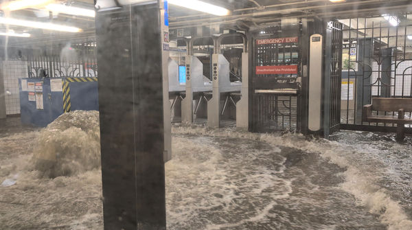 ▲紐約暴雨，地鐵噴出湧泉 。（圖／路透）