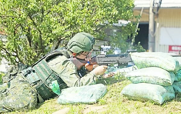 ▲陸軍步兵206旅步4營步2連實施作戰計畫演練，模擬遭遇敵軍部隊襲擾，實施防禦射擊。（圖／陸軍六軍團第三作戰區提供）