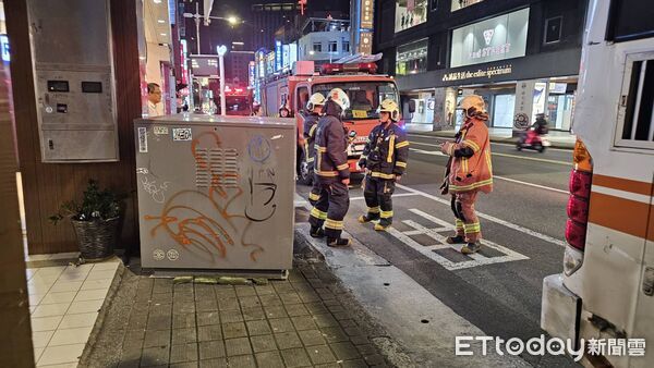 ▲板橋公車疑掃歪台電變電箱，現場冒煙釀局部停電。（圖／記者呂佳賢攝）