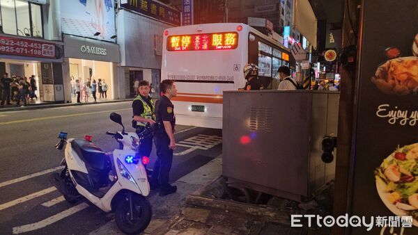 ▲板橋公車疑掃歪台電變電箱，現場冒煙釀局部停電。（圖／記者呂佳賢攝）