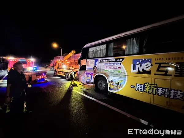 ▲▼快訊／國道4車連環車禍！國光客運「乘客受傷」司機受困。（圖／記者楊永盛翻攝）