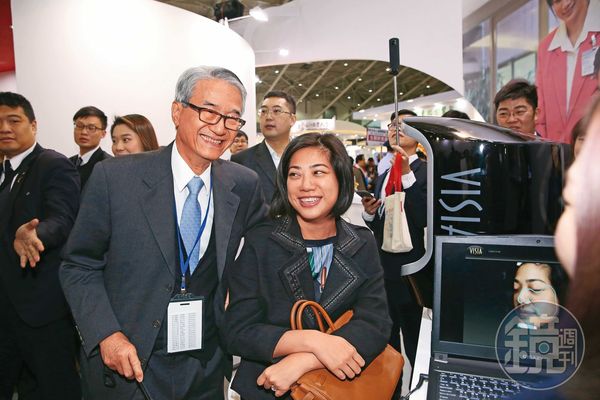 吳東進（前左）改派次女吳欣儒（前右）當新光三越董事，爭取大股東日方三越伊勢丹認同。