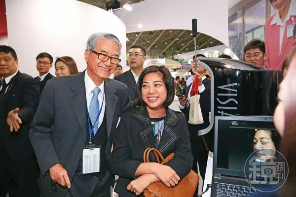 吳東進（前左）改派次女吳欣儒（前右）當新光三越董事，爭取大股東日方三越伊勢丹認同。