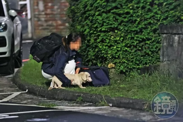 6/13 21：51 女密友還帶著自己的愛犬去黃家，進屋前先遛了一下狗狗。