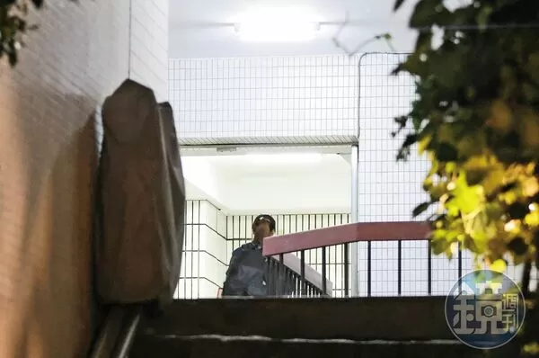 6/13 21：53 女密友進入黃柏漙家約會，可見他們可以在黃家相處很大方。