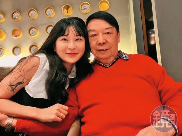 仙塔律師親暱地勾著王廣德的手，甜蜜手段收服了富商的心。（讀者提供）