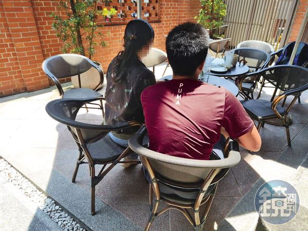 被害人（右）在母親（左）陪同下，向本刊透露遭偷拍、霸凌的經過。（為保護當事人，已變裝處理）