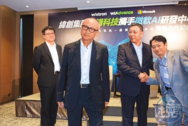 黃柏漙（左二）5年前出席集團的記者會，顯示他在緯創發展AI等領域方面十分重要。